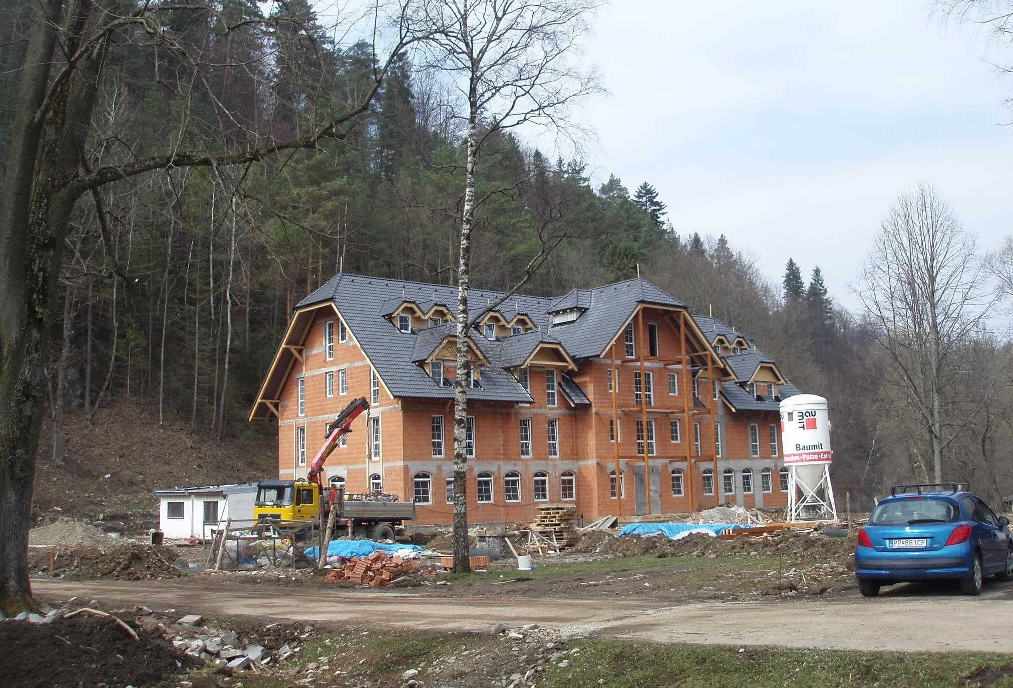 fotka zo stavby apartmánových domov v Červenom Kláštore