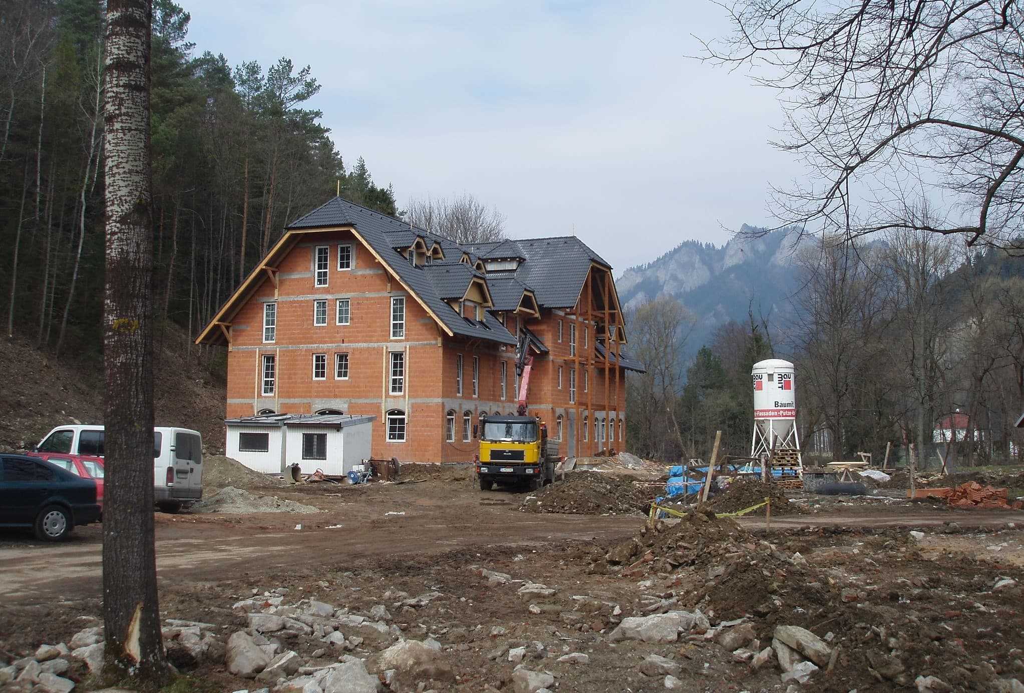 fotka zo stavby apartmánových domov v Červenom Kláštore