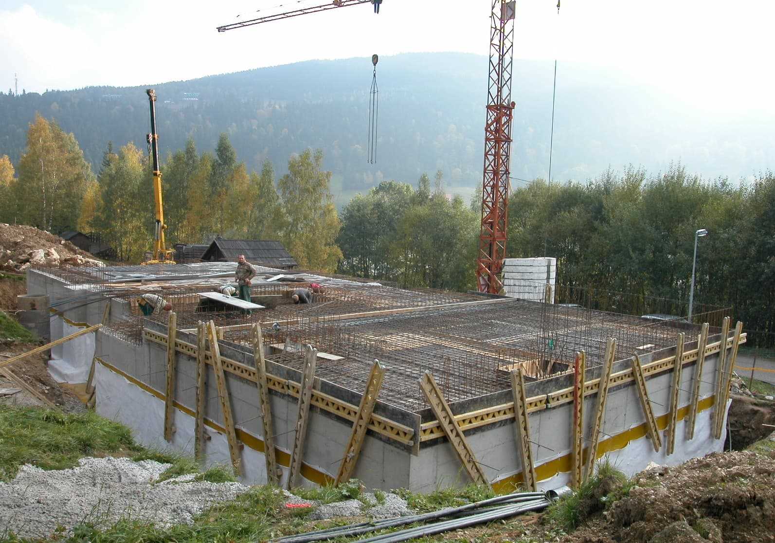 fotka zo stavby lanovej dráhy v Špindlerůvom Mlyne